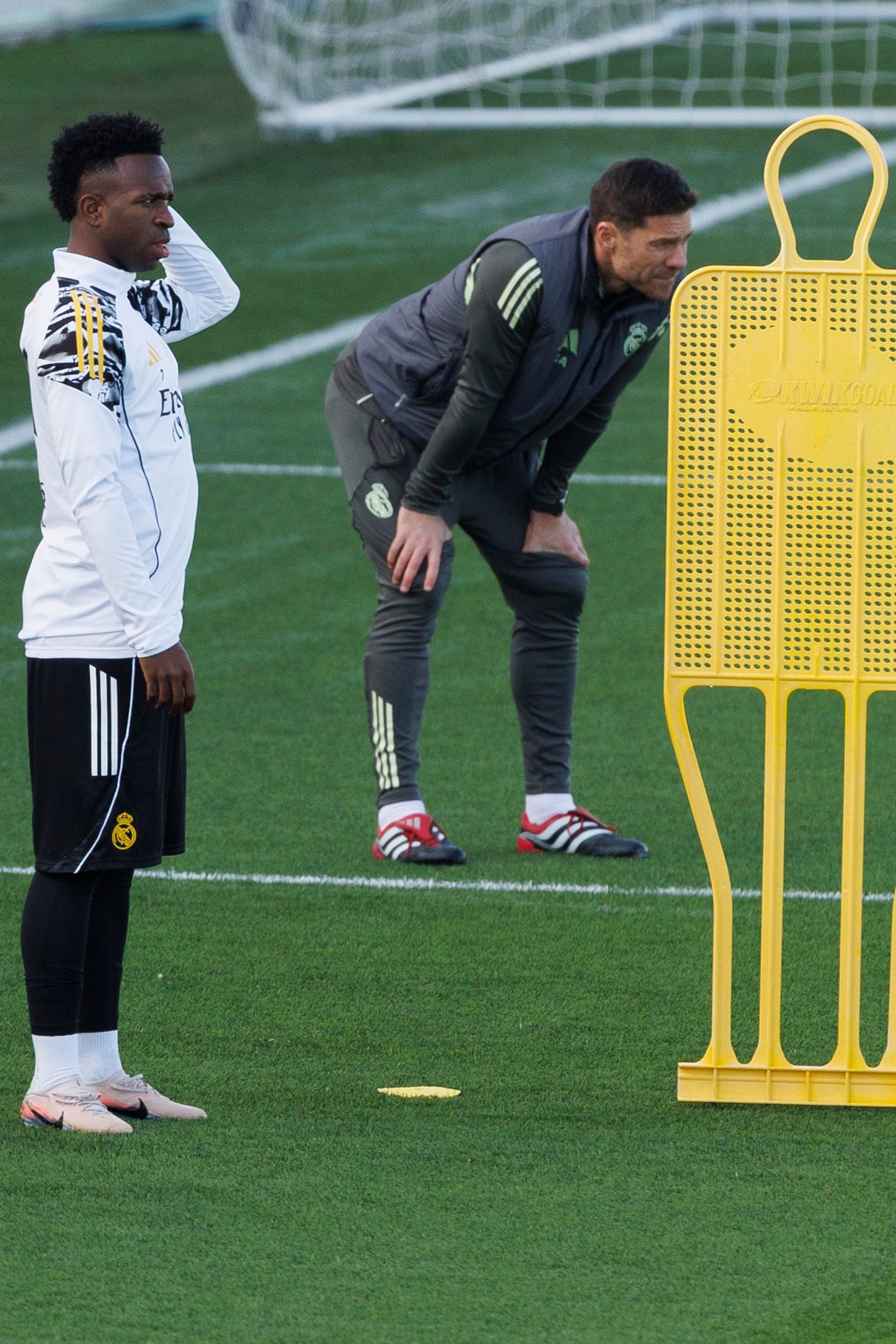 Vinicius y Xabi Alonso, en un entrenamiento.