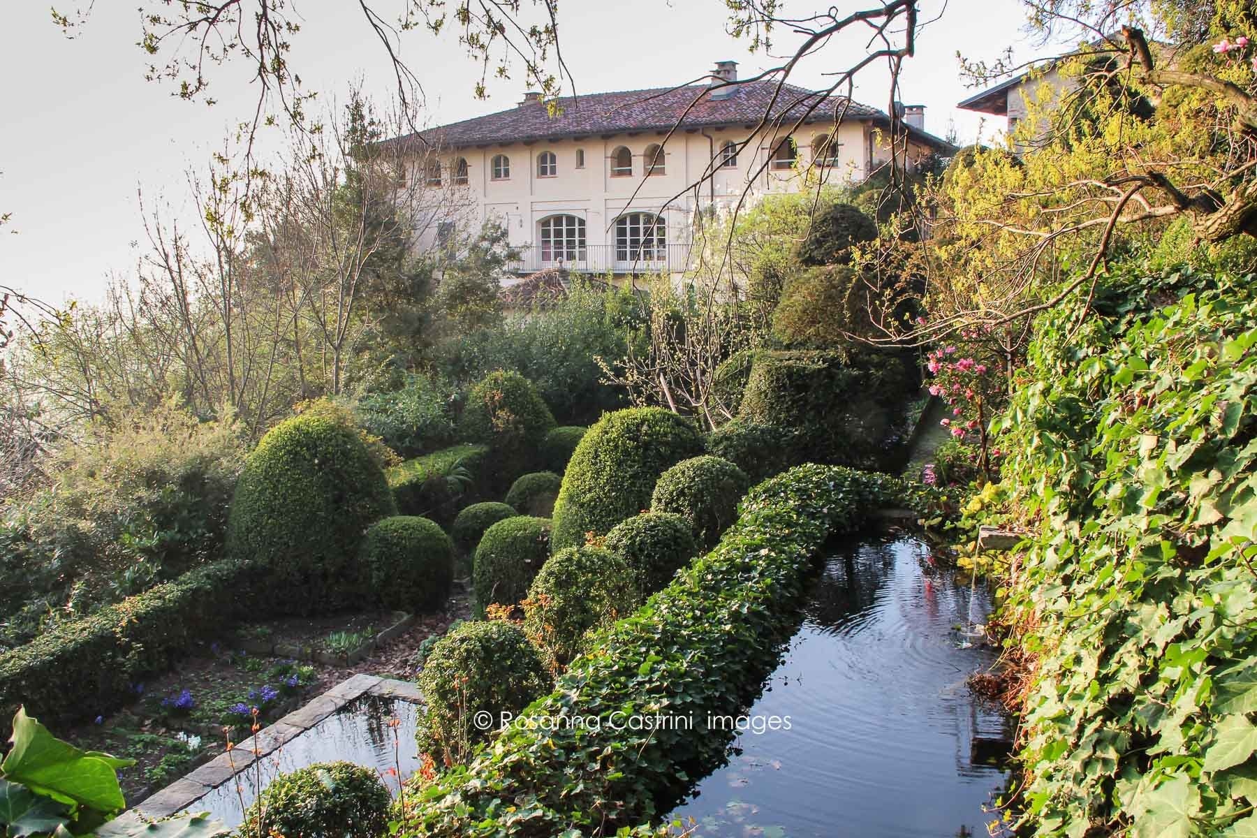 Un'iconica vista dell'orto con il suo gioco di fontane nel giardino di Bramafam - Revello Un'iconica vista dell'orto con il suo gioco di fontane nel giardino di Bramafam - Revello