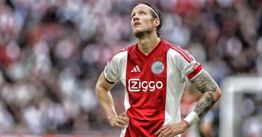 Video: Wout Weghorst SMACKS camera after Ajax title collapse -  TribalFootball.com