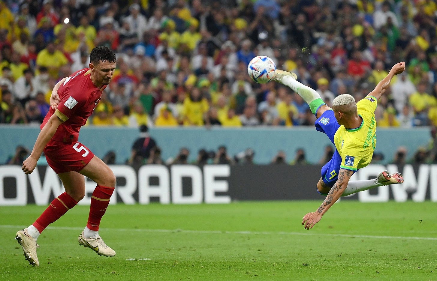 Voleio de Richarlison ganha prêmio de gol mais bonito da Copa do Mundo do  Catar - Copa - Jornal VS