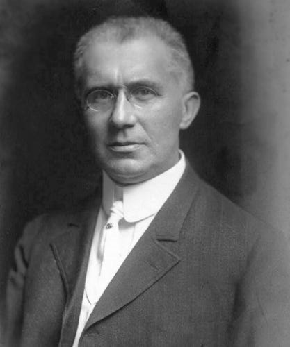 Portrait noir et blanc, d'époque, de Emile Berliner, bel homme aux cheveux blancs, à l'air austère mais curieusement doux Portrait noir et blanc, d'époque, de Emile Berliner, bel homme aux cheveux blancs, à l'air austère mais curieusement doux