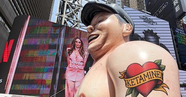 Giant inflatable Elon Musk appears in Times Square one day before SpaceX IPO, with a scathing message for its CEO Giant inflatable Elon Musk appears in Times Square one day before SpaceX IPO, with a scathing message for its CEO