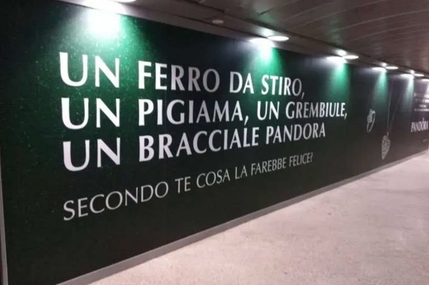 Cartellone di Pandora "Un ferro da stiro, un pigiama, un grembiule, un bracciale Pandora. Secondo te cosa la farebbe felice?"