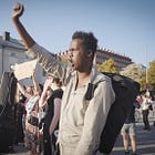 Hysteriska vänsteraktivister vid SD:s torgmöte: "Vill du slåss?"