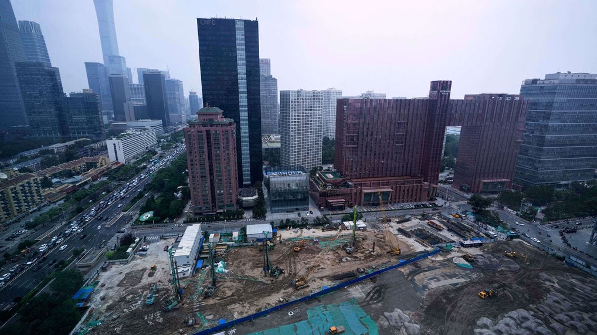挖土机在中国北京的一个建筑工地挖土。(AP) 挖土机在中国北京的一个建筑工地挖土。(AP)