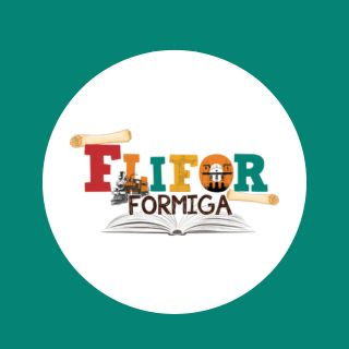 #descrevemospravocê  A imagem apresenta o logotipo da FLIFOR – Feira Literária de Formiga. No centro de um círculo branco sobre fundo verde-petróleo, vê-se a palavra "FLIFOR" escrita em letras grandes e coloridas, cada uma com um estilo diferente. Abaixo, em letras pretas menores e mais simples, está a palavra "FORMIGA".  A letra F é vermelha e tem ao lado um pergaminho enrolado. A letra L é amarela e está sobreposta por uma ilustração em preto e branco de uma máquina de escrever antiga. A letra I é verde. A letra F central é laranja e, dentro dela, aparecem duas máscaras teatrais – uma sorrindo e outra triste, representando o teatro. A letra O é laranja com elementos gráficos que lembram um rosto e objetos culturais. A letra R é azul, com outro pergaminho estendido como fundo.  Sob o conjunto de letras, há um desenho de um livro aberto em perspectiva, com as páginas formando uma base para a composição.