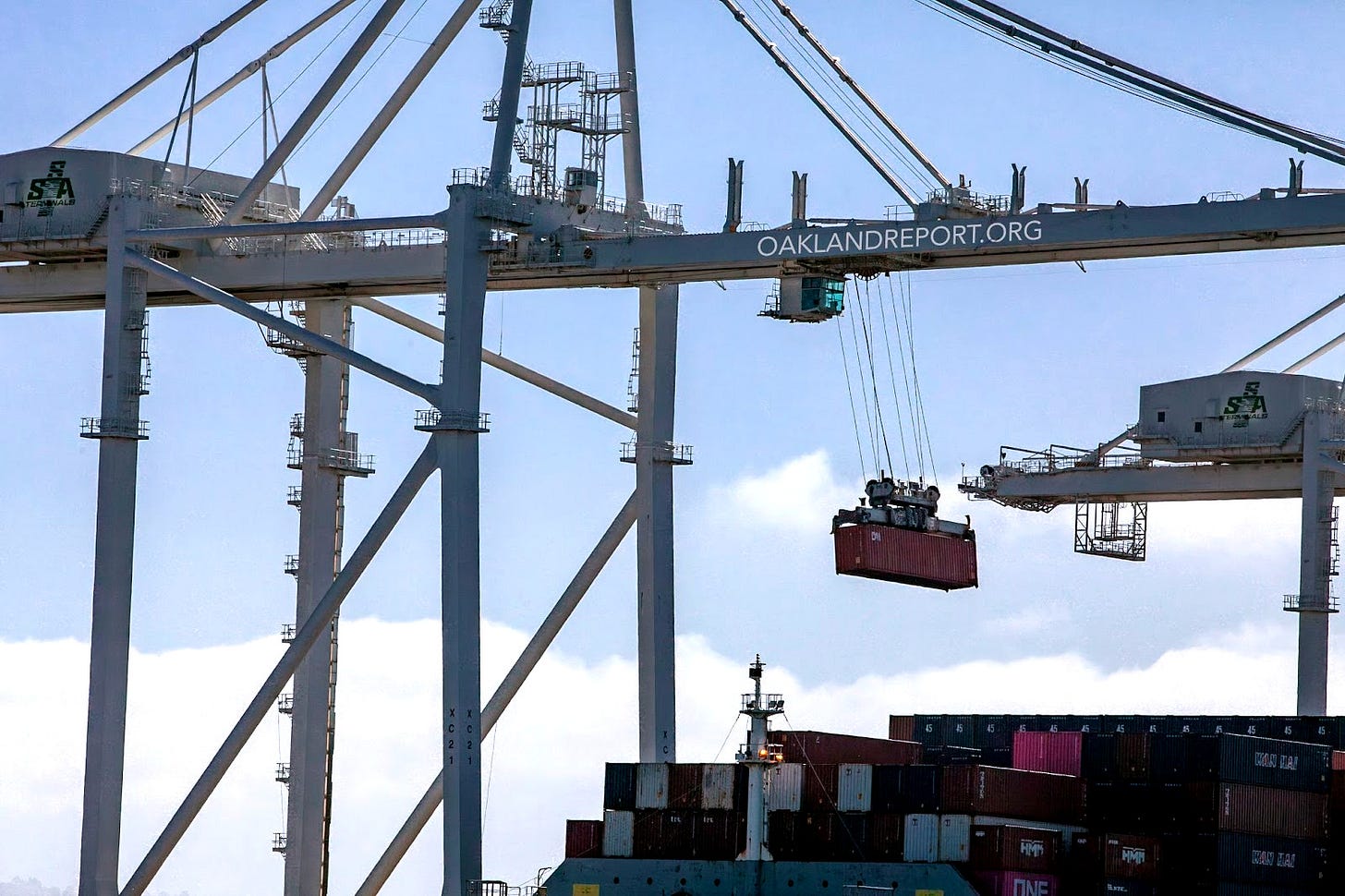 The Mayor’s Working Group’s proposal provides no substantive mechanism to hold the city administration accountable for performance on a day-to-day basis. Rather than strengthening the council’s role in evaluating executive performance, the proposal would weaken oversight and increase the potential for a bad executive to harm the city for years. (Image source: Oakland Report / Adobe Stock)