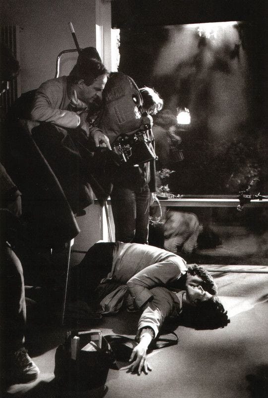 No set, Truffaut dirige Gerard Depardieu e Fanny Ardant em “A mulher do lado” (1981).