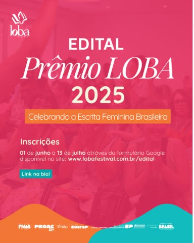 #descrevemospravocê  Card de divulgação do “Edital Prêmio LOBA 2025 – Celebrando a Escrita Feminina Brasileira”. O fundo da imagem é predominantemente rosa, com uma leve transparência que permite ver, ao fundo, uma plateia de mulheres sentadas, sorrindo e aplaudindo, em clima de celebração. A imagem tem um degradê que vai do rosa escuro na parte superior para um tom mais claro na parte inferior.  No topo, à esquerda, está o logotipo do Festival Loba: um desenho estilizado de um livro aberto, com a palavra “loba” escrita em letras minúsculas. Em seguida, ao centro, estão os dizeres “EDITAL Prêmio LOBA 2025” em letras brancas, sendo “Prêmio LOBA” em uma fonte maior e cursiva. Abaixo, uma faixa laranja traz a frase “Celebrando a Escrita Feminina Brasileira” em letras brancas.  Mais abaixo, em letras menores, há as informações sobre o período de inscrições: “01 de junho a 13 de julho através do formulário Google disponível no site: www.lobafestival.com.br/edital”. Em destaque, um botão verde com a frase “Link na bio!”.  Na parte inferior do card, sobre um fundo com formas curvas e tons de rosa e vermelho, aparecem os logotipos dos apoiadores e patrocinadores, entre eles: PNAB, Proac, Governo do Estado de São Paulo, Ministério da Cultura e Governo Federal do Brasil.