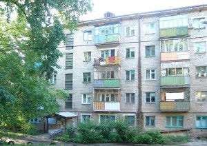 1280px-Khrushchovka_yard_Kazan