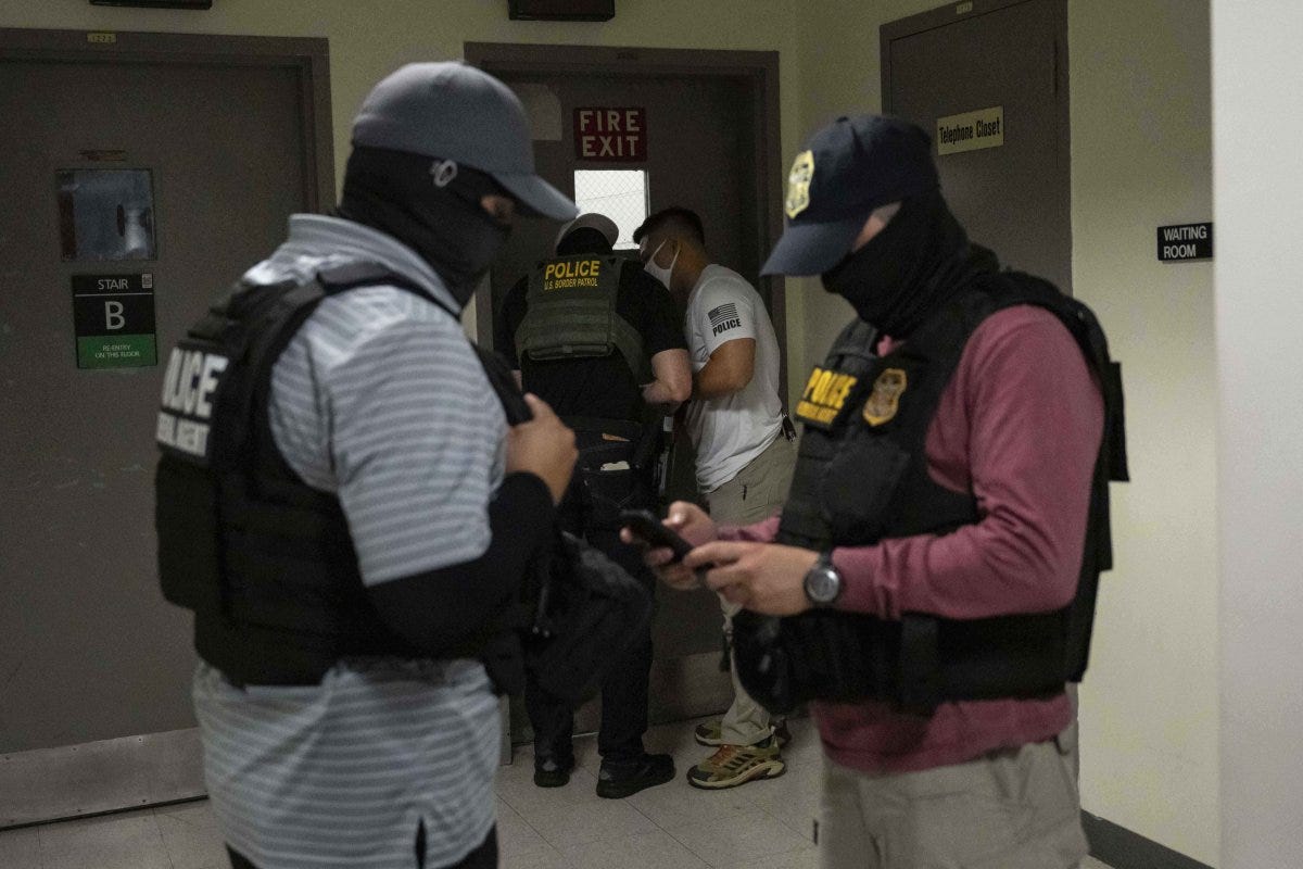 ICE agents 