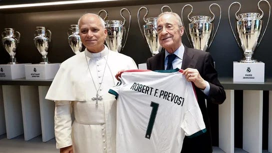 Florentino Pérez y León XIV posan con la camiseta del Real Madrid