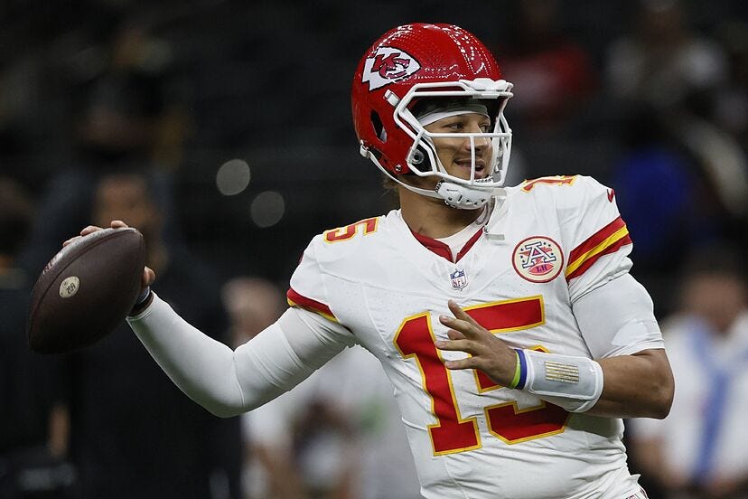 The strange reason why Patrick Mahomes chooses a big helmet and puts it high on his head | Marca The strange reason why Patrick Mahomes chooses a big helmet and puts it high on his head | Marca
