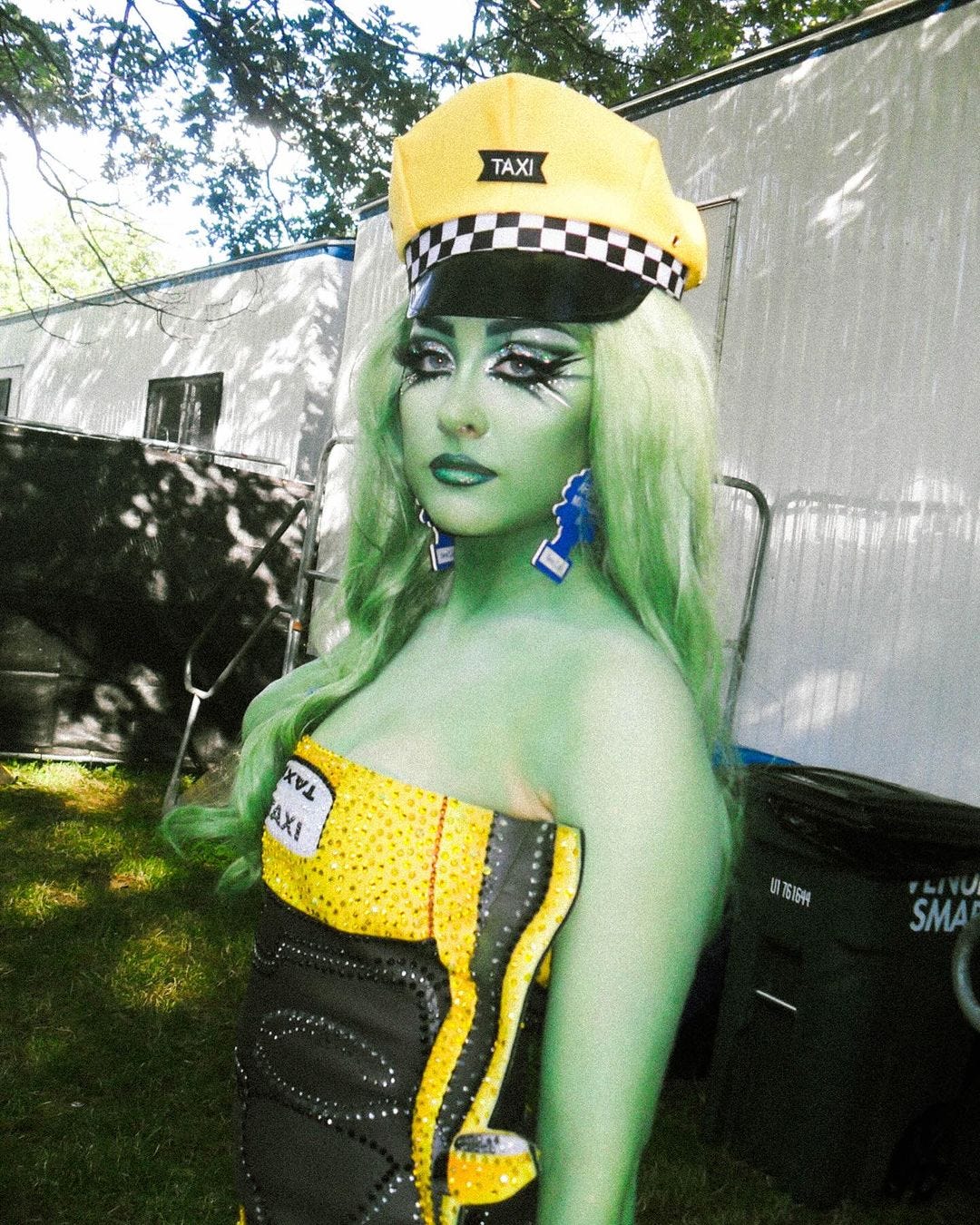 Chappell Roan on X: "i got one hand in my pocket & the other one is hailing  a taxi cab 💛gov ball look 2 💛 https://t.co/NKlgDSz1L9" / X