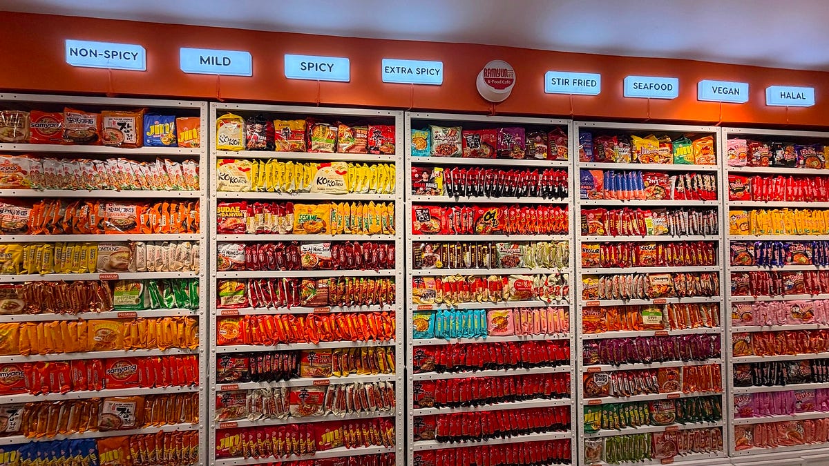 RAMYUN LIBRARY ショーケース An Instant Noodle Library? You'll Find One at Ramyun EZ