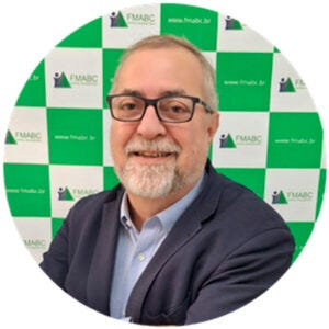 Homem de terno, cabelos grisalhos e barba. Ele usa óculos. Homem de terno, cabelos grisalhos e barba. Ele usa óculos.