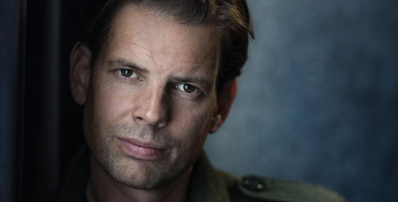 Alex Schulman (f. −76), aktuell med ”Överlevarna”.