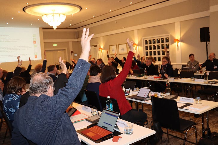 Delegates vote at the synodal committee’s inaugural meeting on Nov. 10-11, 2023, in Erfurt, Germany. © Synodaler Weg/Ewelina Sowa.