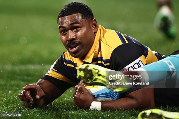 Kini Naholo of the Hurricanes reacts on scoring a try during the...  Nachrichtenfoto - Getty Images