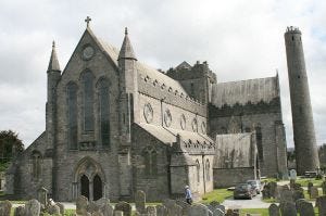 800px-Kilkenny_St_Canice_Cathedral_SW_2007_08_28