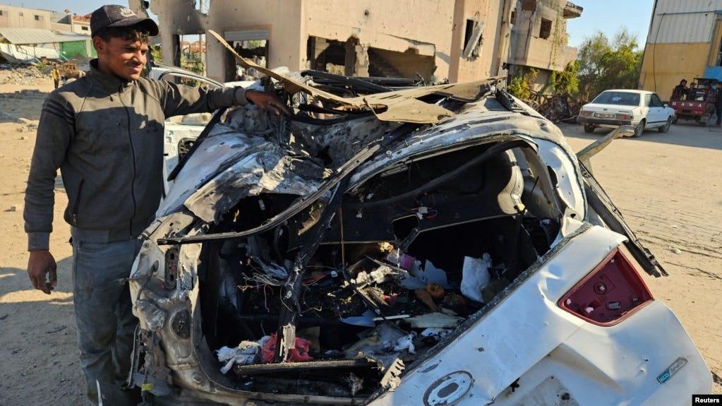 Un palestino inspecciona un vehículo en el que murieron empleados de World Central Kitchen (WCK) en un ataque israelí, en Khan Younis. Un palestino inspecciona un vehículo en el que murieron empleados de World Central Kitchen (WCK) en un ataque israelí, en Khan Younis.