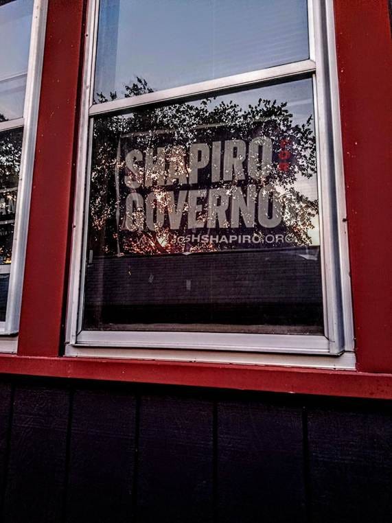 Immagine che contiene testo, edificio, finestra, aria aperta

Il contenuto generato dall'IA potrebbe non essere corretto.