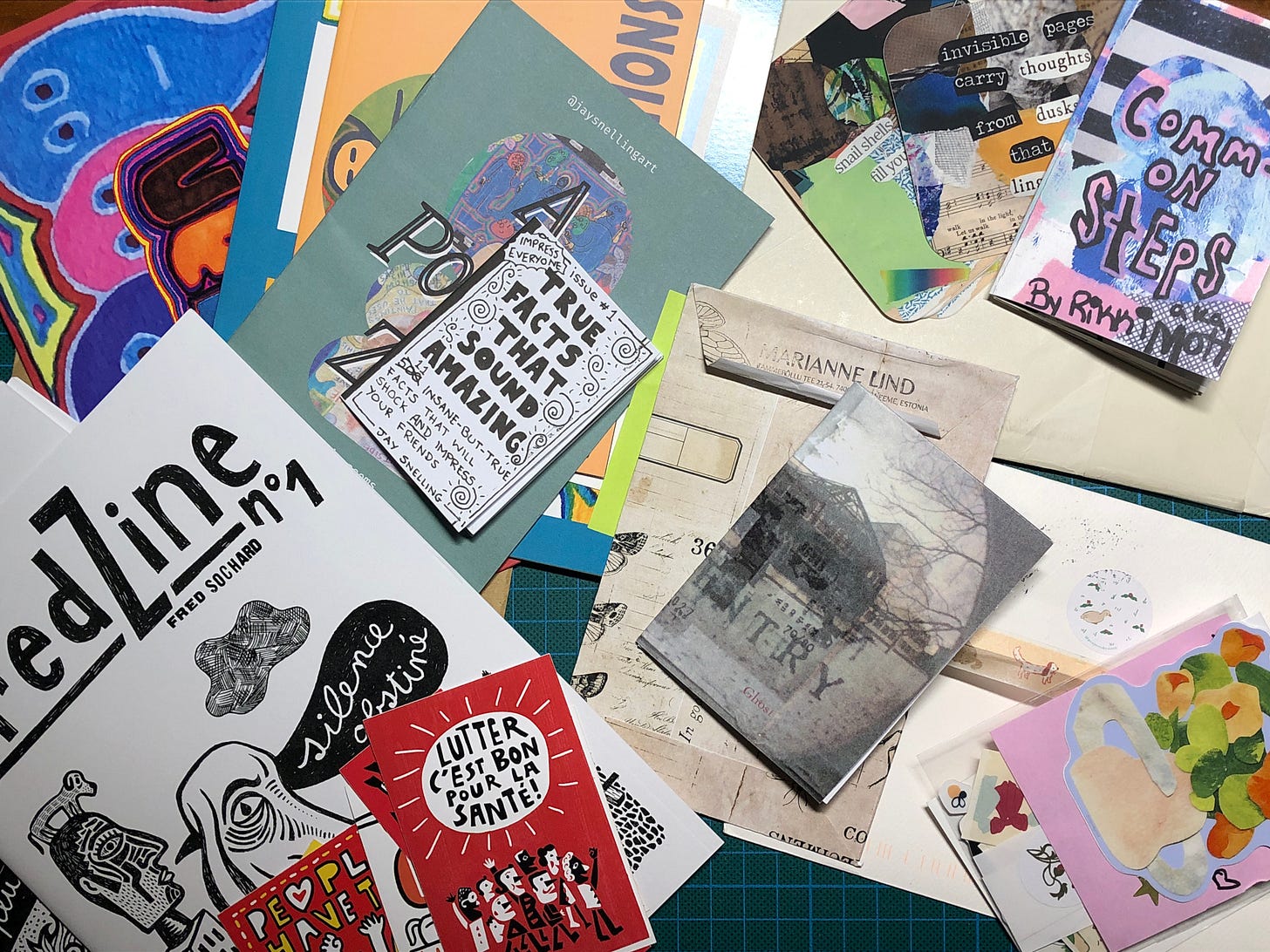 Photos d'une partie des zines et autocollants déballés cette semaine.