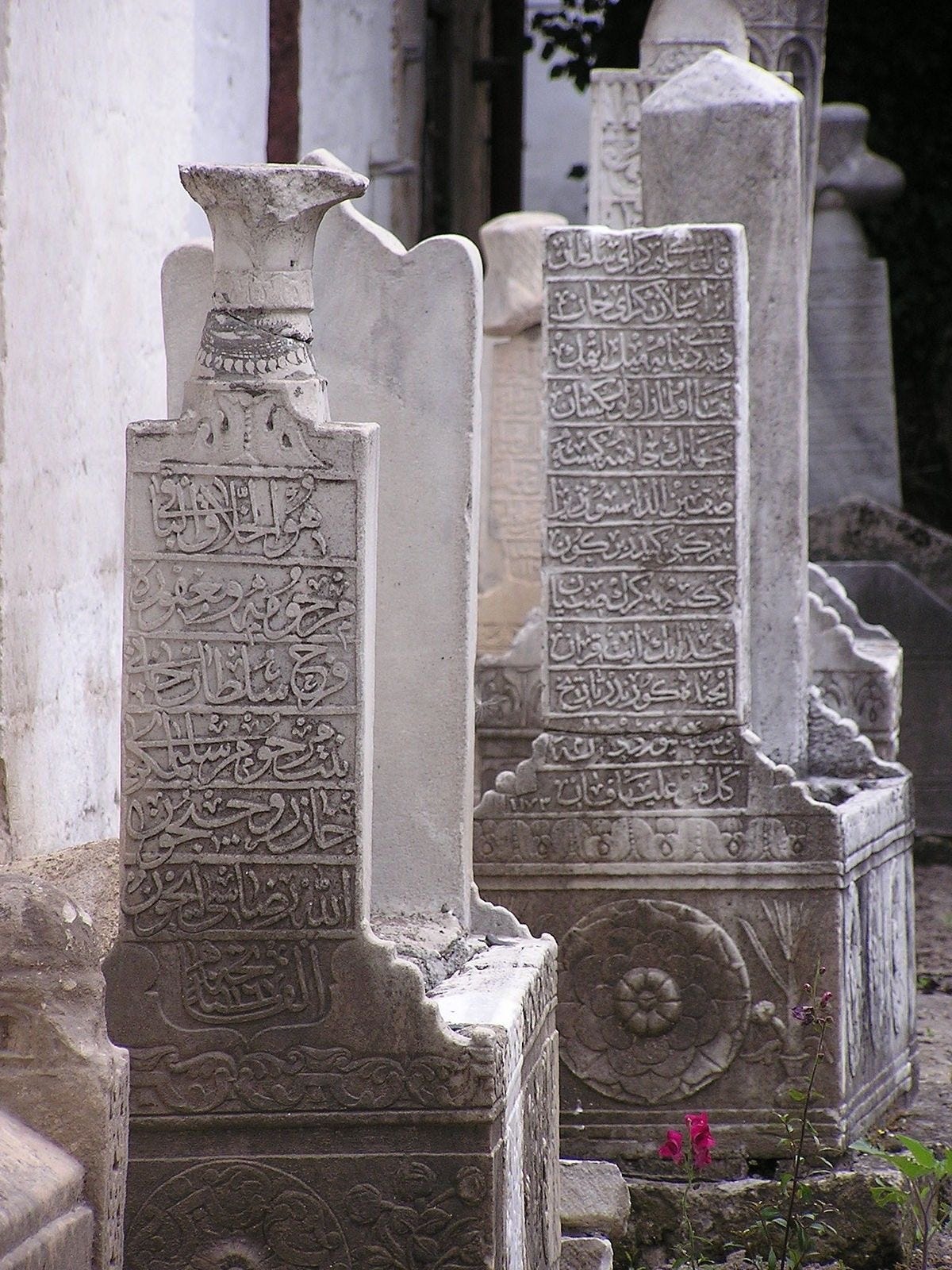 Зображення кримськотатарських надмогильних каменів