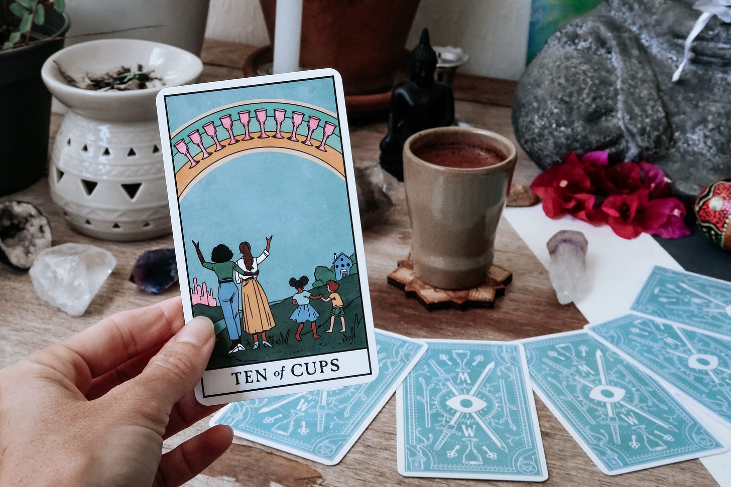 tasse de cacao et cartes oracle pour l'introspection