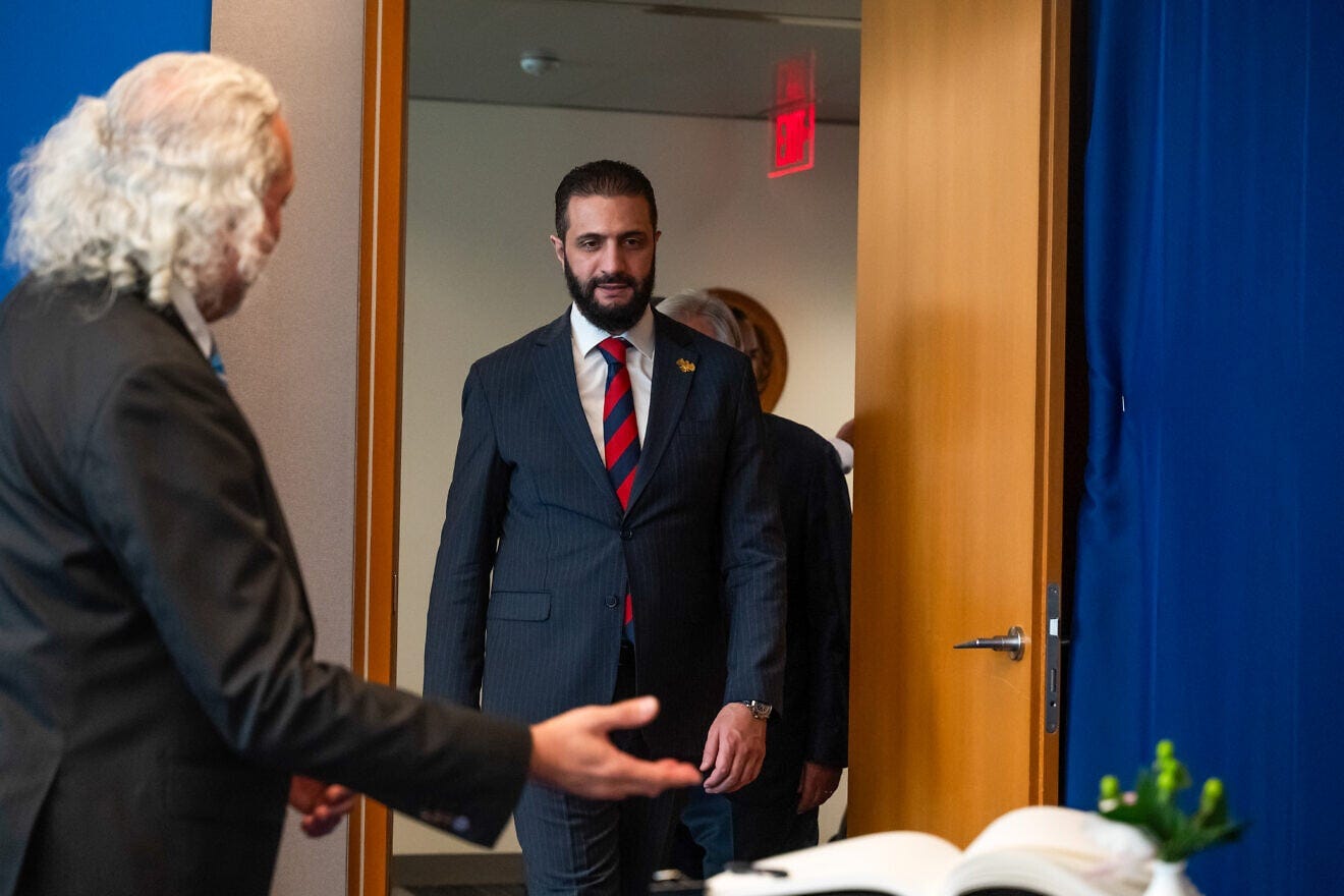 Syyrian “presidentti Ahmed al-Sharaa”, ISIS-terroristi ja emiiri Abu Muhammed al-Jolani, vierailee YK:n päämajassa New Yorkissa 24. syyskuuta 2025. Syyrian “presidentti Ahmed al-Sharaa”, ISIS-terroristi ja emiiri Abu Muhammed al-Jolani, vierailee YK:n päämajassa New Yorkissa 24. syyskuuta 2025.