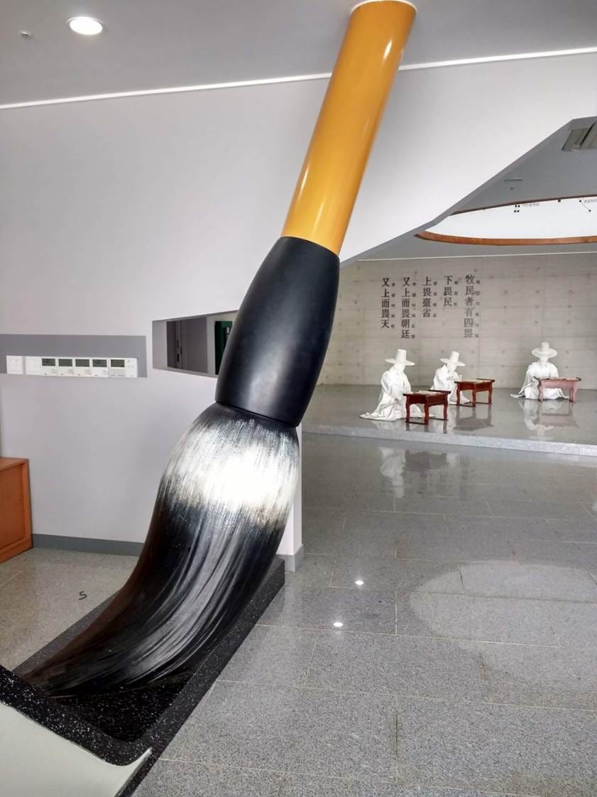 A large brush with a yellow handle
AI-generated content may be incorrect. A large brush with a yellow handle
AI-generated content may be incorrect.