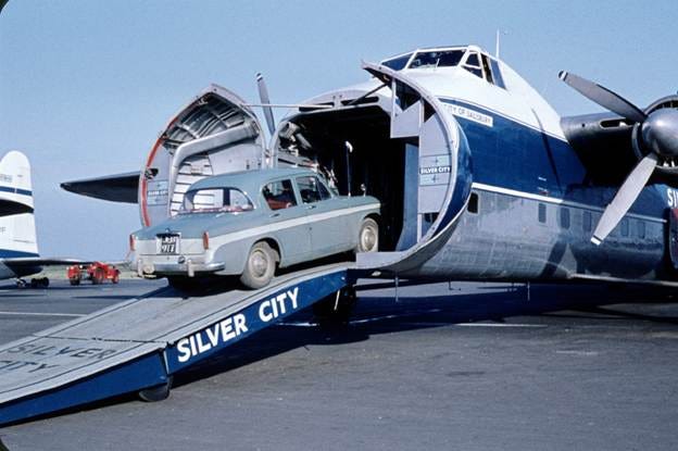 A car being towed by a plane

AI-generated content may be incorrect.