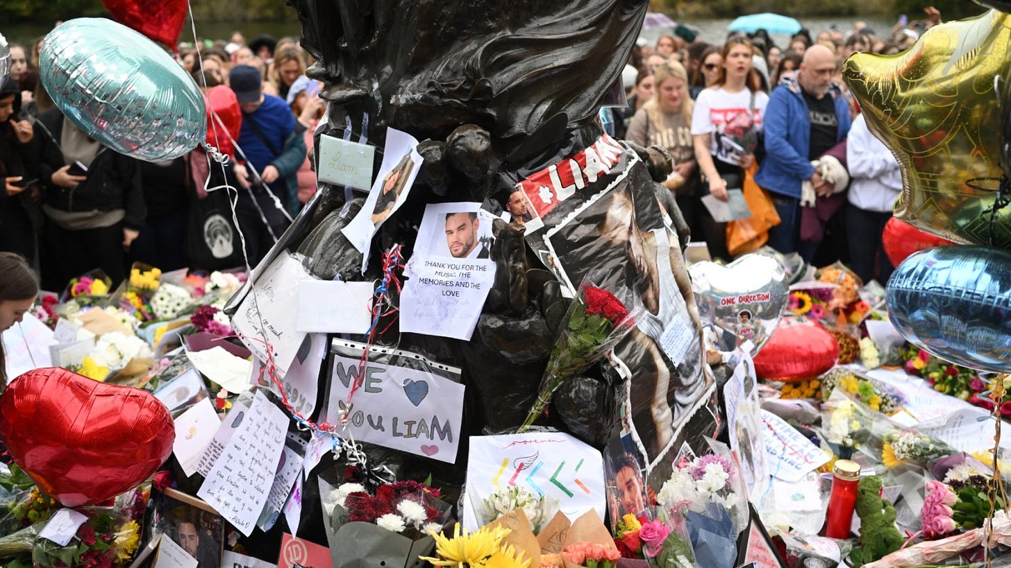 Fans Mourn Liam Payne at London Memorial Fans Mourn Liam Payne at London Memorial