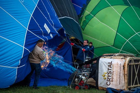 La Parada Baloanelor cu Aer Cald desfășurată în weekend la Brașov au venit echipaje și cluburi din Cluj, Câmpul Cetății (Mureș) și Botoșani. Dar, dincolo de nume și locuri, ceea ce s-a văzut pe teren a fost o comunitate.