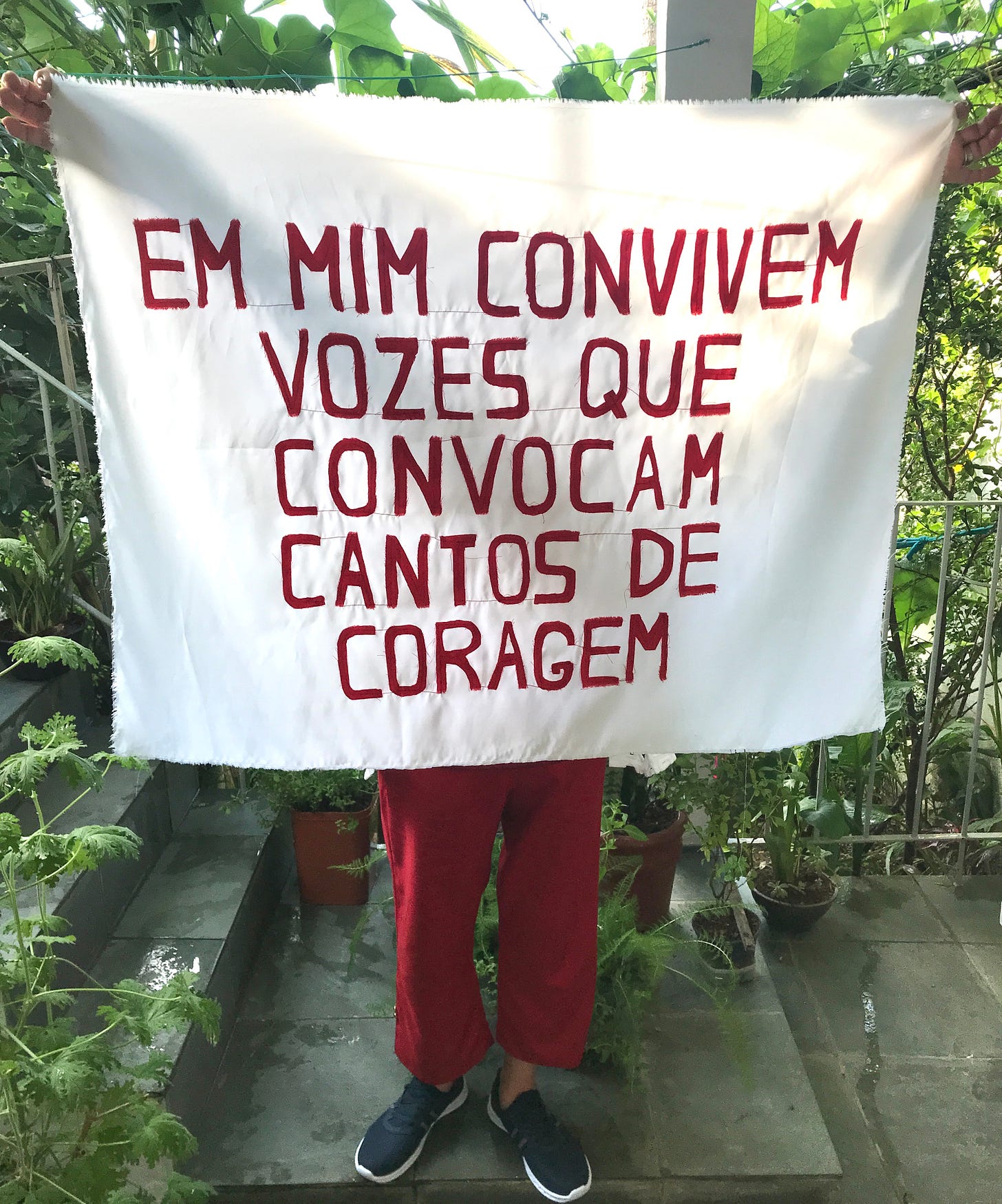 Em mim convivem vozes que convocam cantos de coragem