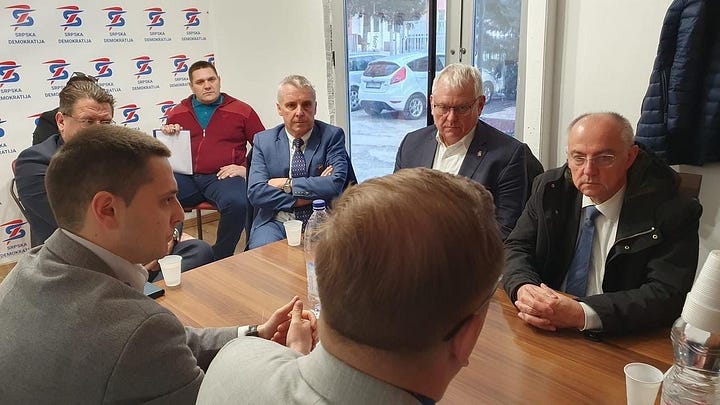 Pamje të shpërndara nga Aleksandar Arsenijeviq në llogaritë e tij në rrjetet sociale e tregojnë atë duke u takuar me diplomatë të njohur perëndimorë, përfshirë ish-ambasadorin amerikan në Kosovë Jeffrey Hovenier, ish-emisarin e posaçëm amerikan Gabriel Escobar (i cili ishte shkarkuar si i dyshuar për lidhje të fshehta me serbinë), ambasadorin gjerman Jörn Rohde dhe ish-ambasadorin britanik Nicholas Abbott. Këto fotografi të përzgjedhura me kujdes janë përdorur nga Arsenijeviq për të forcuar imazhin e tij si një aktor i respektuar ndërkombëtar, pavarësisht polemikave në rritje rreth lidhjeve dhe aktiviteteve të tij të dyshimta.