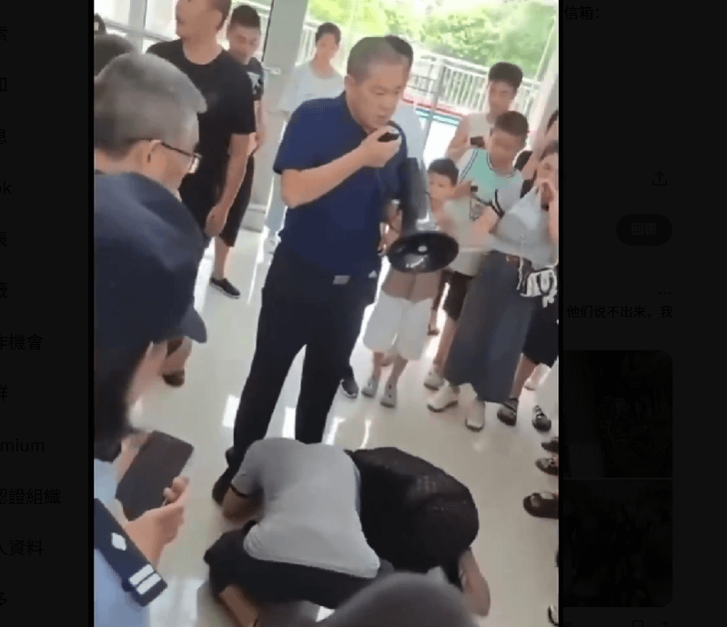 社交媒体上的视频显示，受害者的父母给当地官员下跪。（图／海外社交媒体）