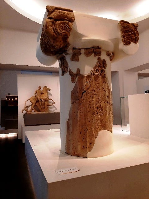 un capitello ricostruito e ora ammirabile al Museo Archeologico di Reggio Calabria