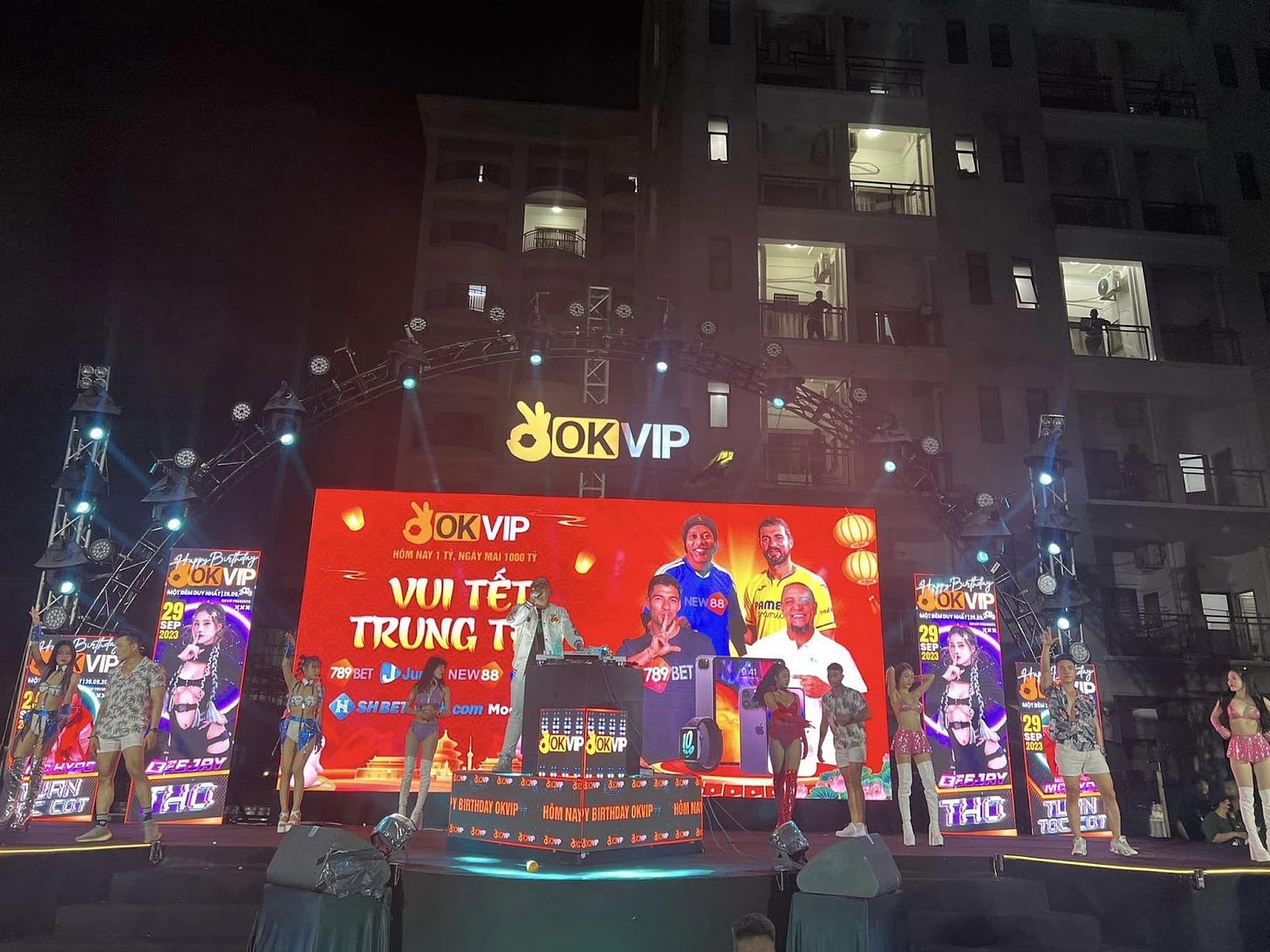 A group of people on a stage

Description automatically generated