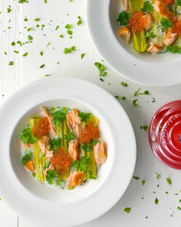 Geroosterde prei met zalmkaviaar, warmgerookte zalm en karnemelksaus