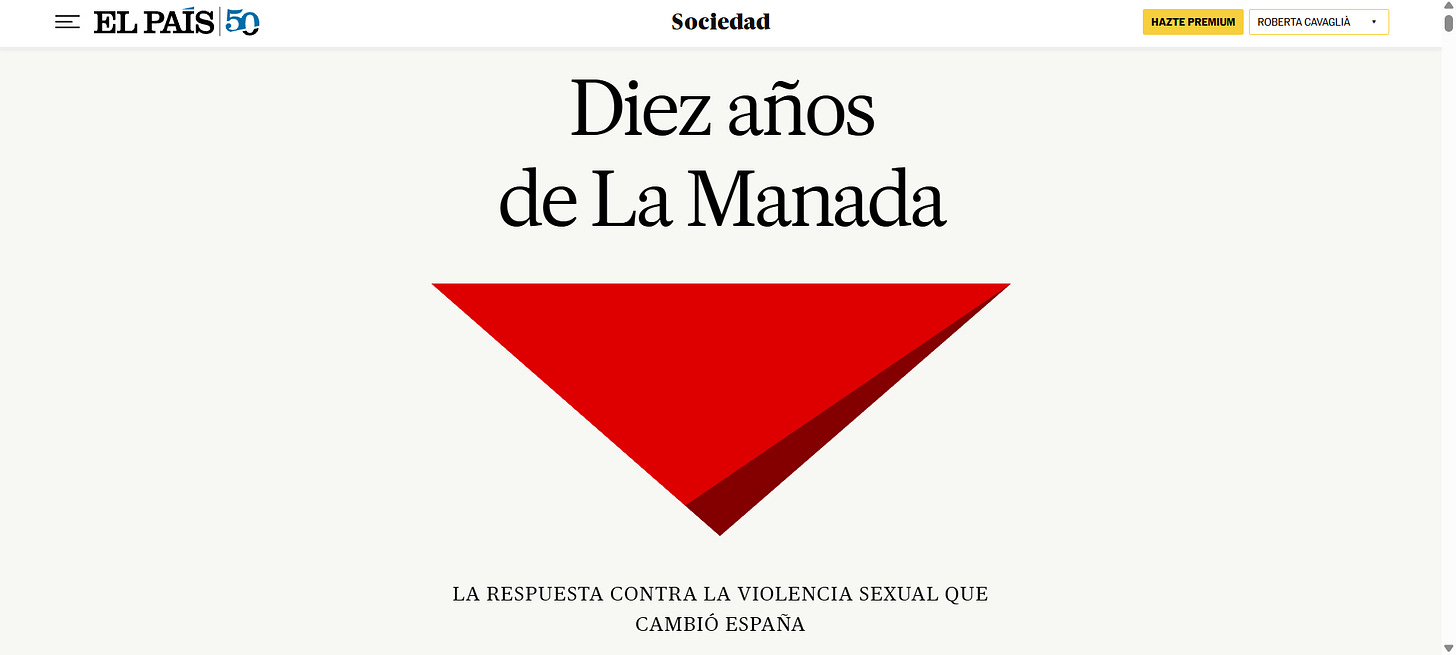 Schermata del sito El País con il titolo "Diez años de La Manada", un grande triangolo rosso invertito e il sottotitolo sulla risposta contro la violenza sessuale che ha cambiato la Spagna.