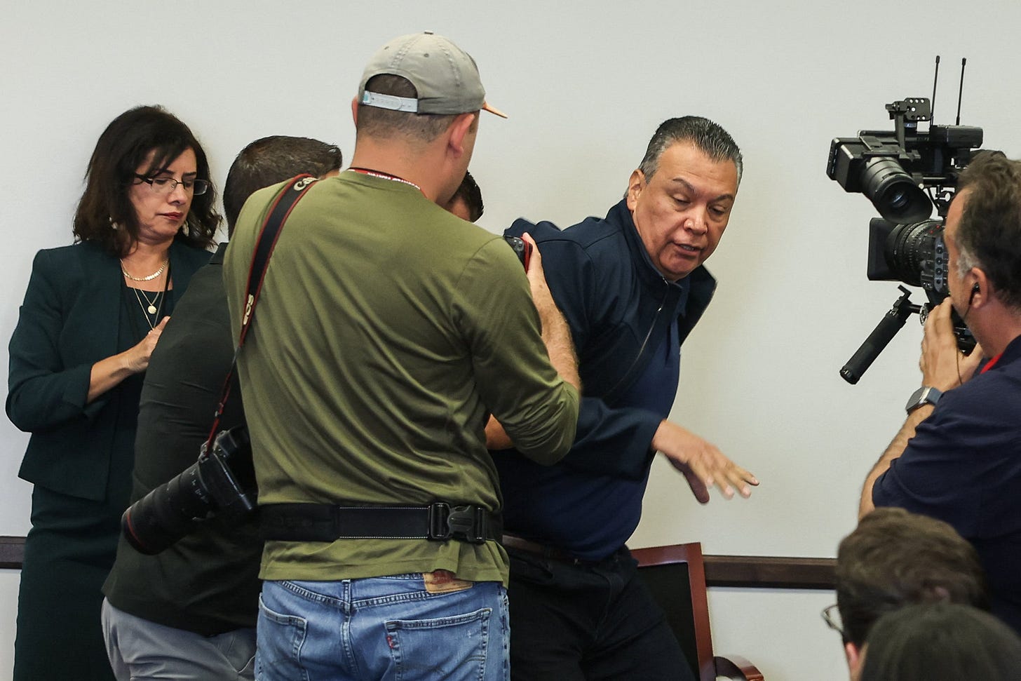 Democratic Sen. Alex Padilla handcuffed and forcibly removed from Kristi  Noem's immigration press conference | The Independent