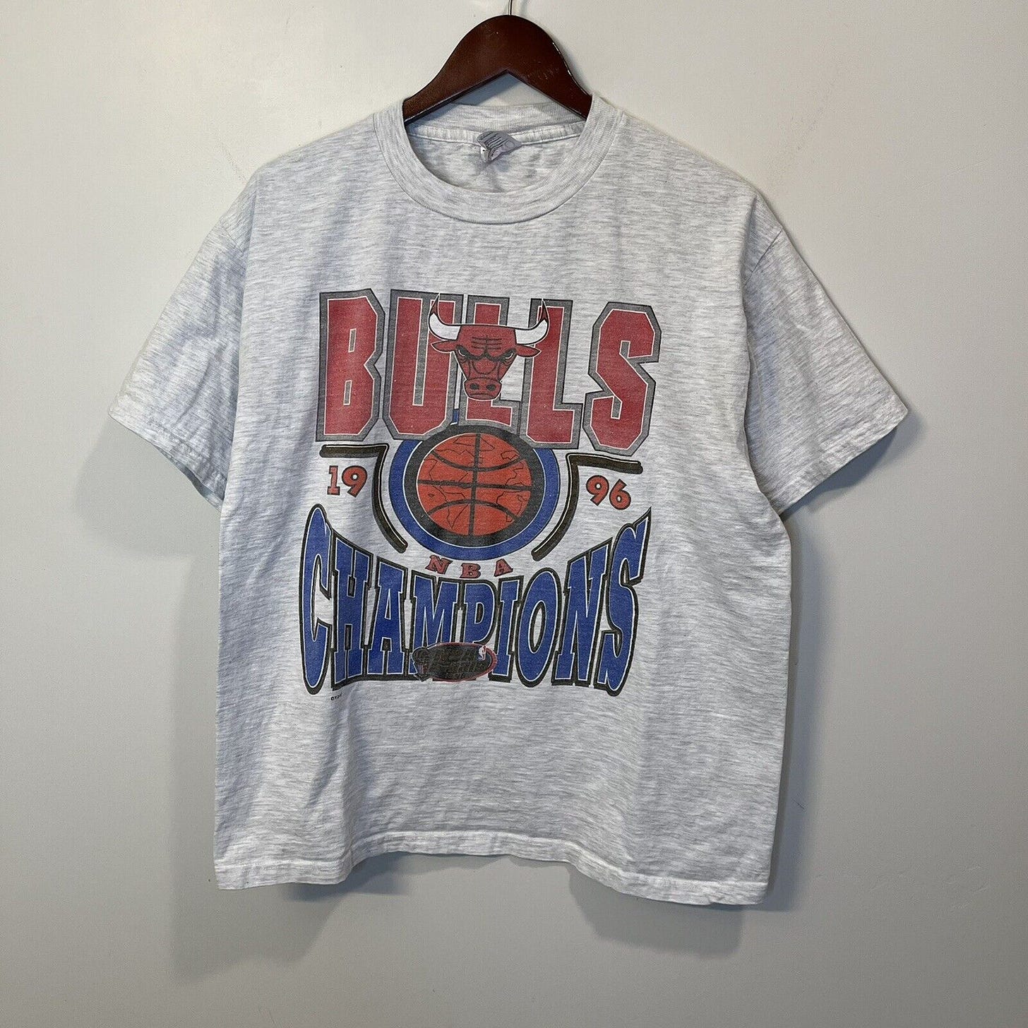 Image 1 - 1996 Chicago Bulls NBA Champions Vintage T-shirt Size L USA Image 1 - 1996 Chicago Bulls NBA Champions Vintage T-shirt Size L USA