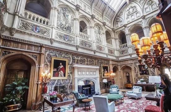 Step into the world of Downton Abbey ✨🫖🎩🕰️ Join the original Downton  Abbey tour and visit the real filming locations, including the stunning Highclere  Castle and the picture-perfect Cotswolds. With our expert