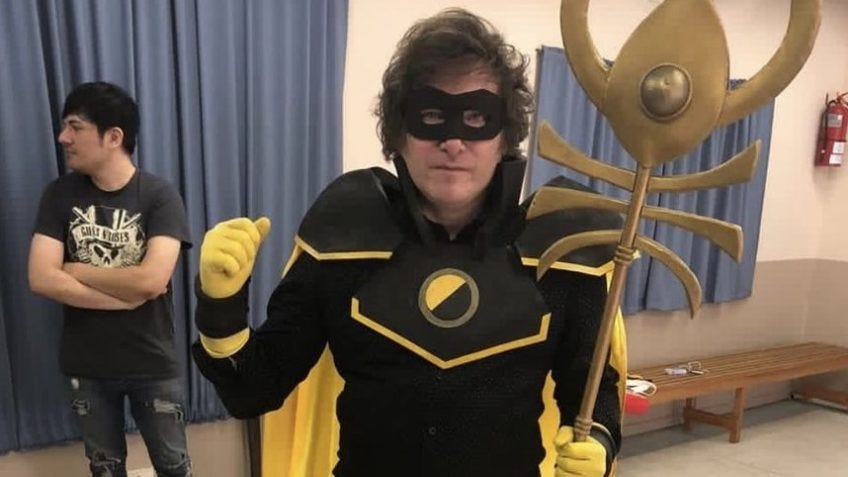 Milei já se fantasiou de "super-herói libertário"; assista