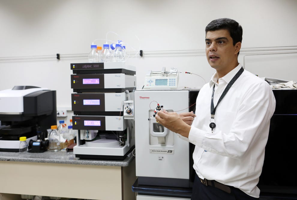 No Laboratório Innovare de Biomarcadores, de responsabilidade de Rodrigo Catharino, as análises incluem café, maionese, carne, óleos, metanol e outros produtos No Laboratório Innovare de Biomarcadores, de responsabilidade de Rodrigo Catharino, as análises incluem café, maionese, carne, óleos, metanol e outros produtos