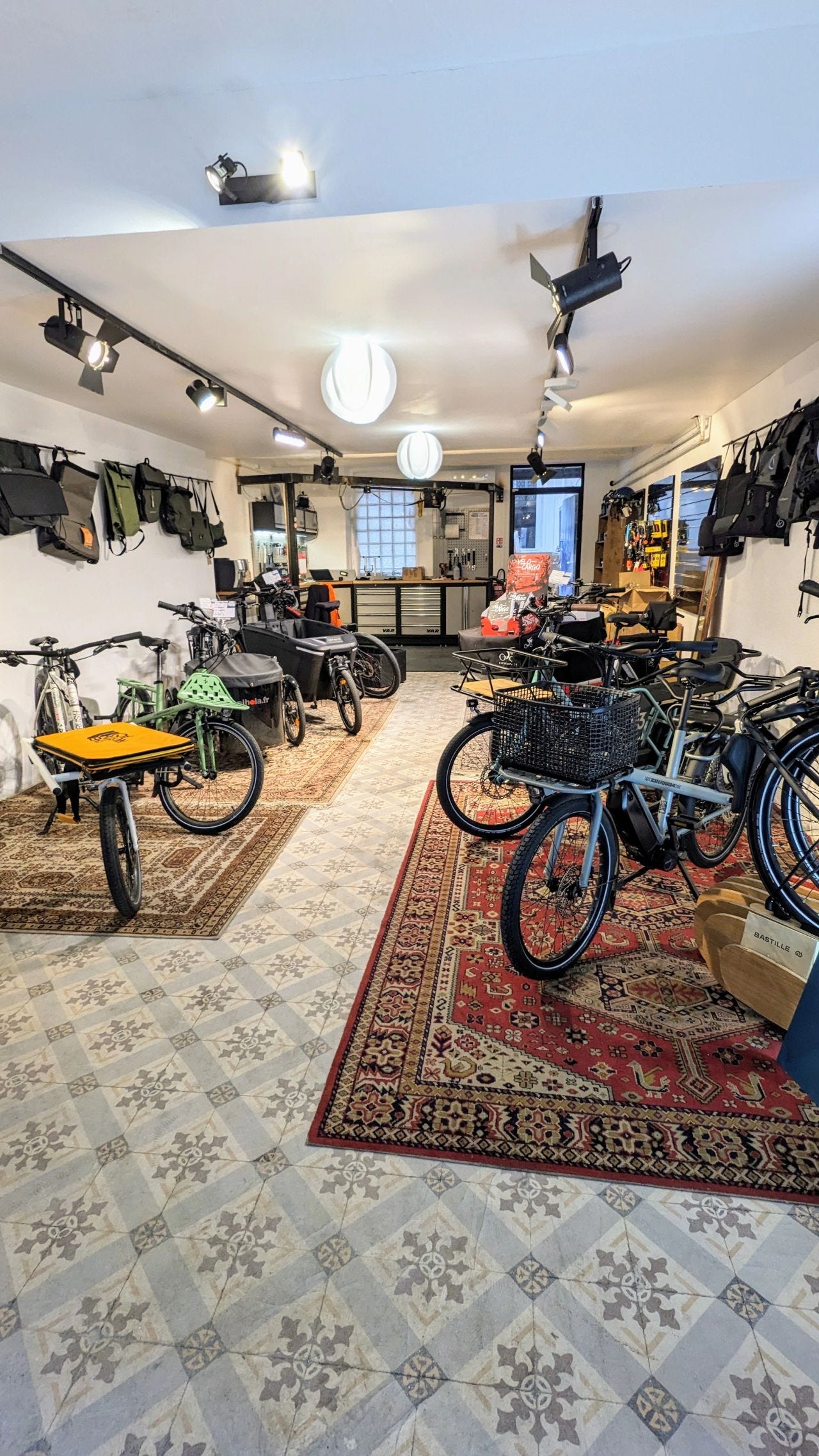 INterieur d'un magasin de velo avec des tapis au sol