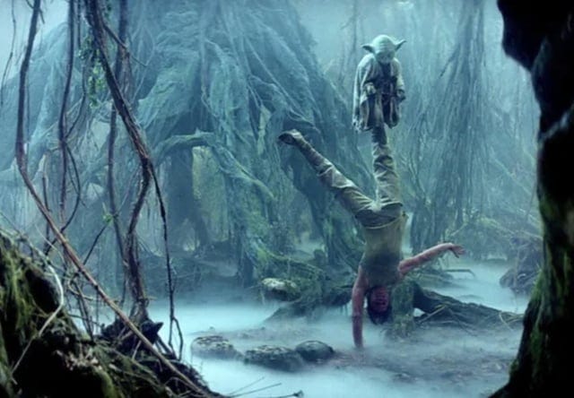 Entrenamiento de Luke en Dagobah, equilibrando a Yoda. : r/legostarwars
