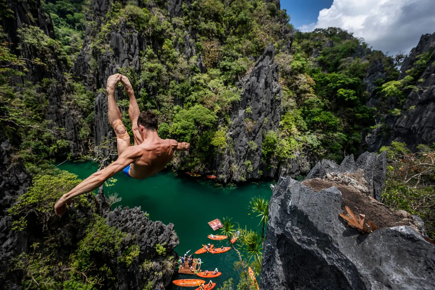 Constantin Popovici în a doua zi de competiție a primei etape a Red Bull Cliff Diving World Series, desfășurată la El Nido, Filipine