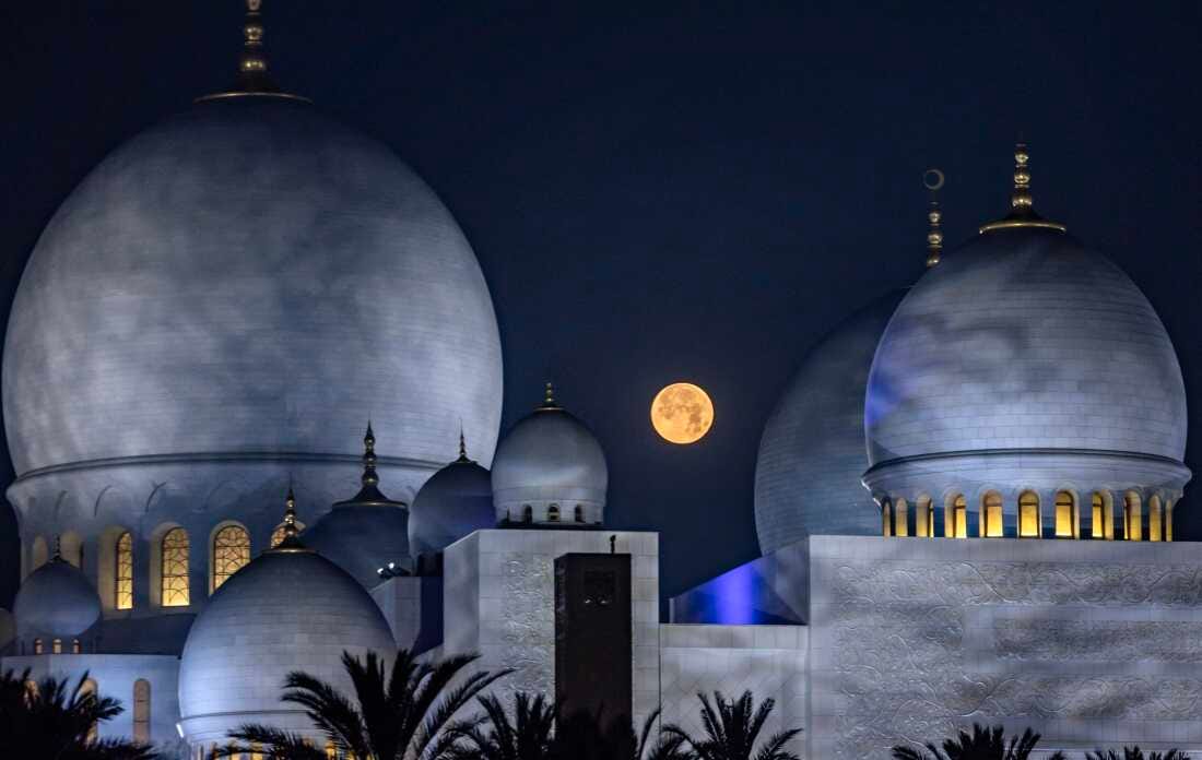  The setting moon